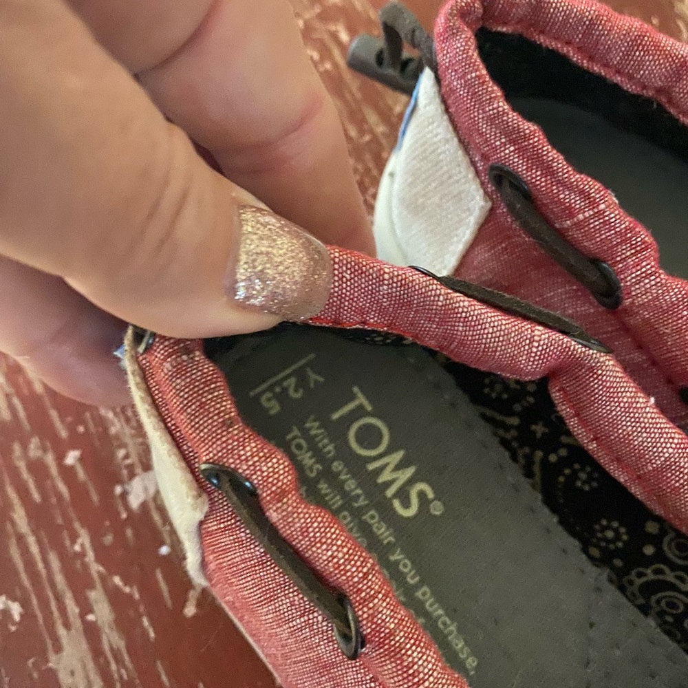 Brand new Youth 2.5 Toms shoes